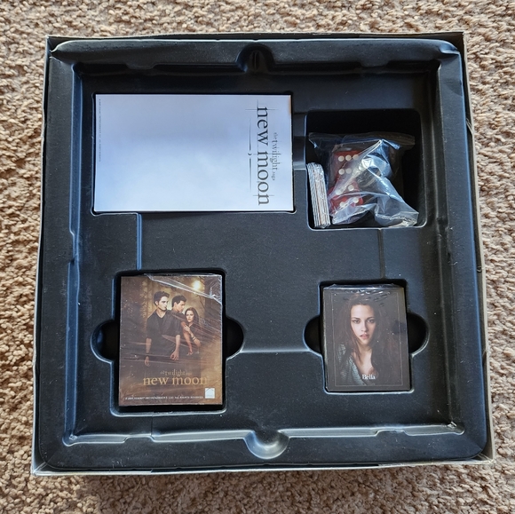 TWILIGHT New Moon Board Game - Picture 3 of 8